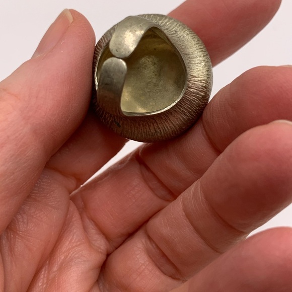 Vintage Brutalist Textured Brass Ring with Black Pave Crystal Stones Size 5 - Picture 6 of 9